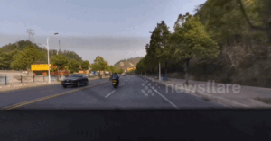 Read more about the article Xe máy né ‘đòn’ Audi sang đường như thần gió, ô tô sau dính cú đâm trực diện