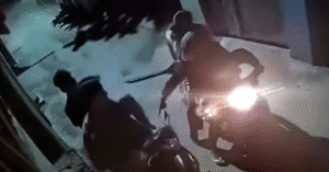 Read more about the article 2 thanh niên Hà Nội bị đuổi đến tận cổng, nhóm cướp bất ngờ với vật trong cốp xe