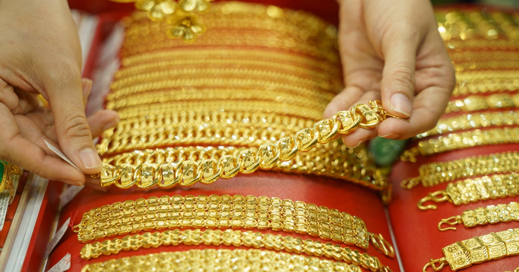 You are currently viewing Vàng miếng SJC và nhẫn trơn diễn biến thế nào?