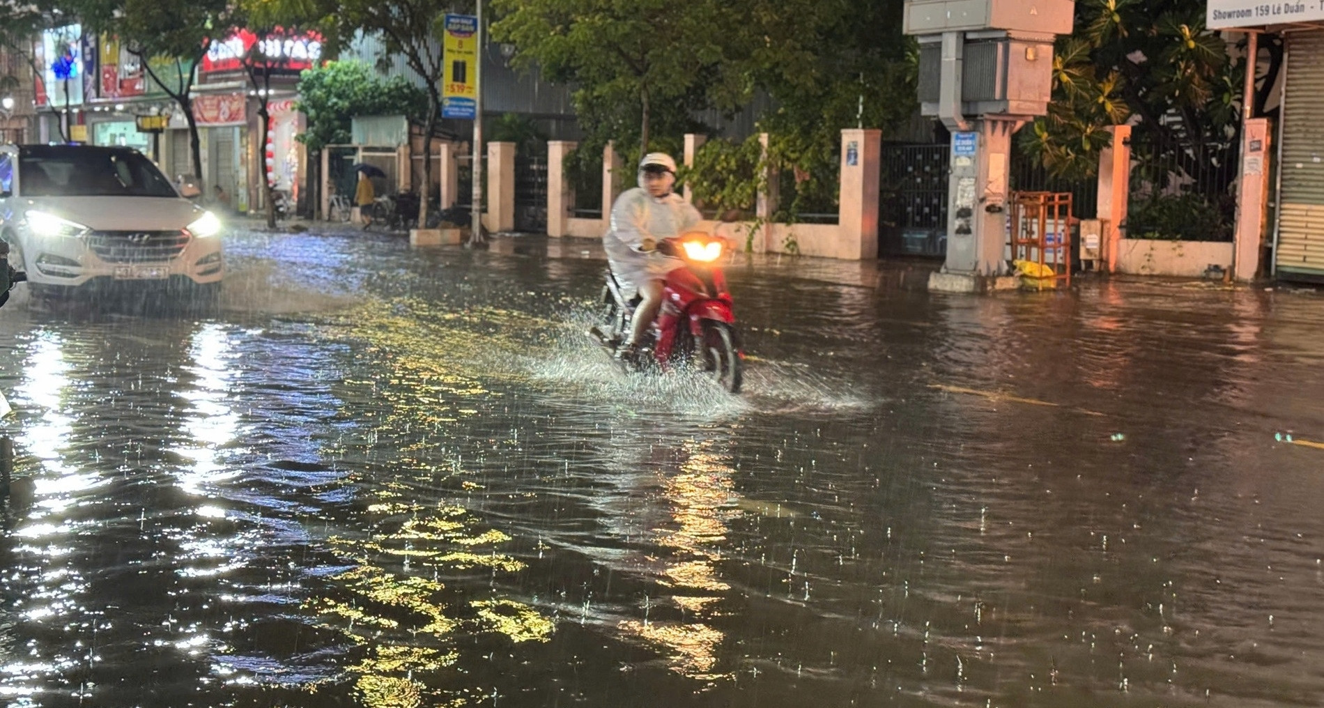 You are currently viewing Hà Tĩnh- Huế mưa lớn nhất, Bắc Bộ giông lốc