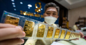 Read more about the article Giá vàng hôm nay 30/6/2025 tiếp tục giảm mạnh, vàng SJC và nhẫn sẽ ra sao?