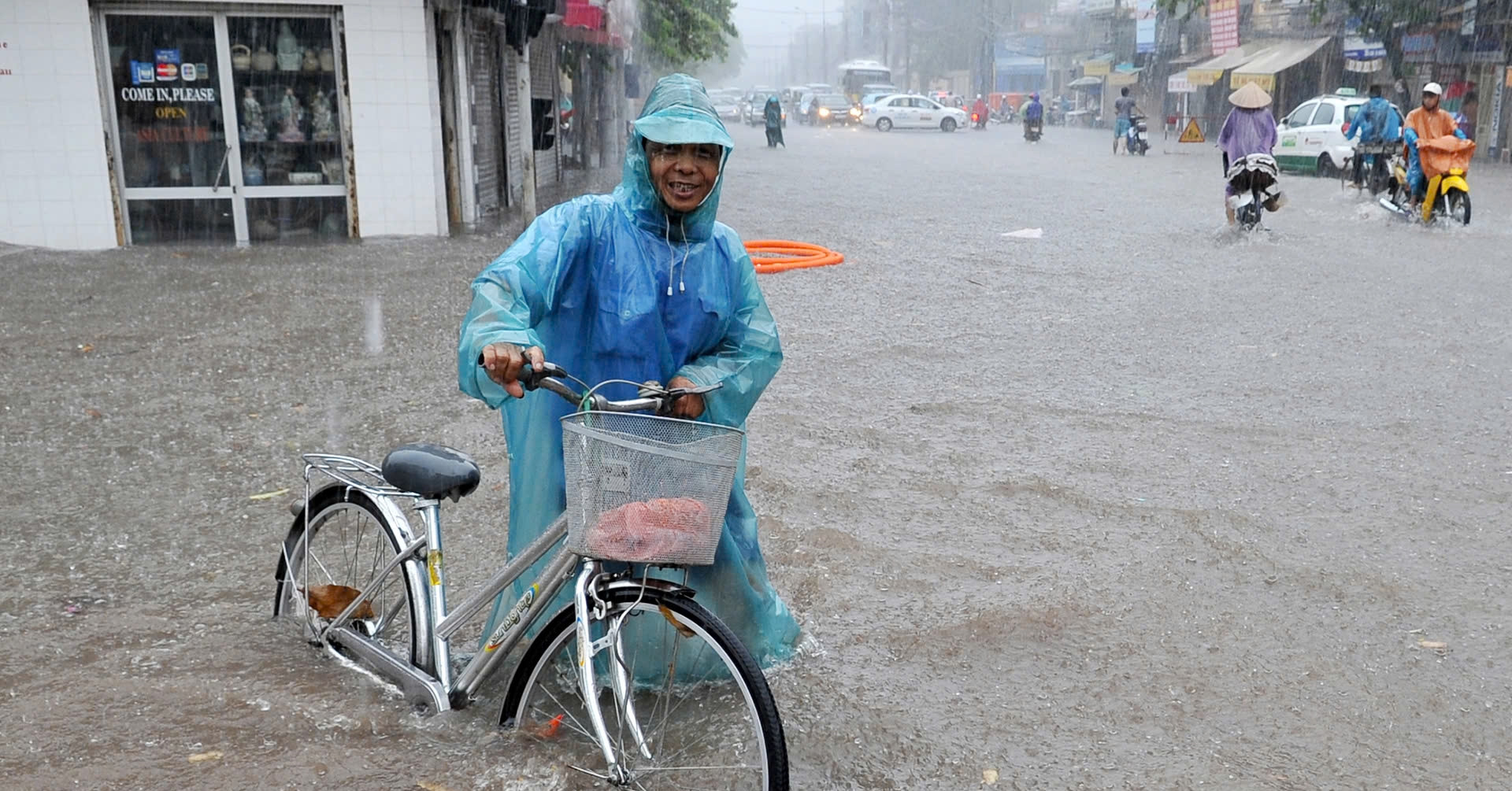 You are currently viewing Miền Bắc bắt đầu hứng đợt mưa lớn tầm tã