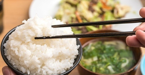 You are currently viewing 3 mẹo ăn cơm nguội sẽ tốt hơn cơm nóng, giảm béo, hạ đường huyết