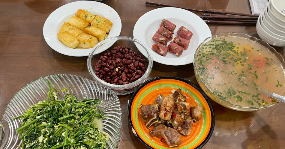 You are currently viewing 5 thói quen xấu khi ăn cơm hại sức khỏe cần bỏ ngay