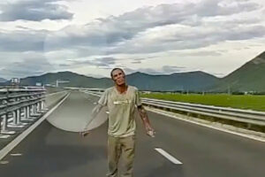 Read more about the article Tài xế sững sờ thấy người đàn ông cầm đá, chạy ra giữa cao tốc