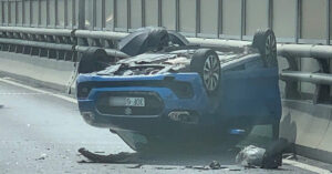 Read more about the article Ô tô con lật ngửa trên cao ở Hà Nội, người đi đường vội đưa tài xế thoát ra