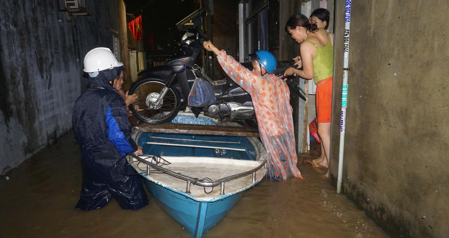 Read more about the article Bản tin sáng 12/6: Bão số 1 gây mưa như trút, dân Đà Nẵng trắng đêm chạy ngập
