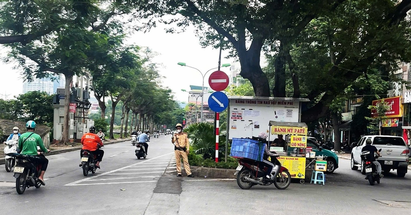 You are currently viewing Bản tin sáng 6/6: Biển báo &amp;apos;vô hình&amp;apos; gây tranh cãi, tài xế vô tư ngược chiều