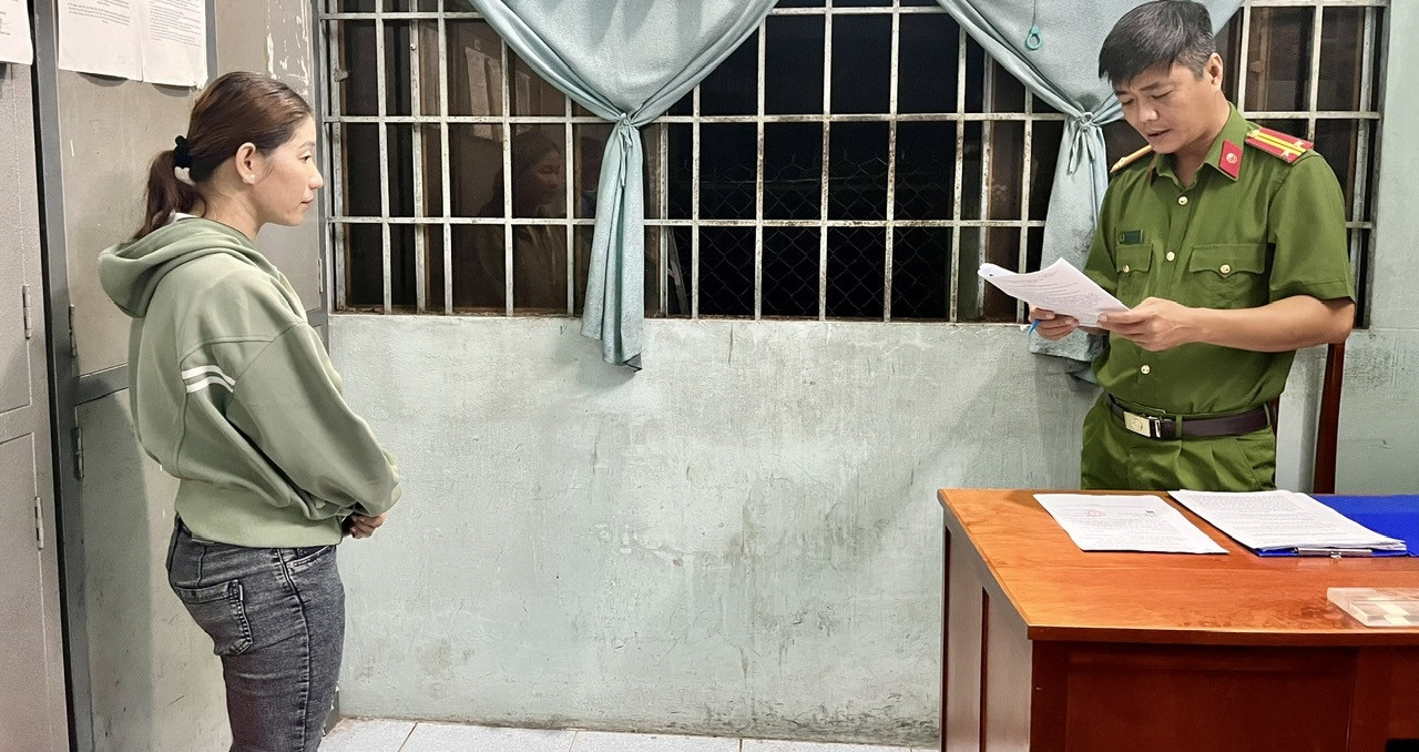 You are currently viewing Bản tin trưa 11/6: Cự cãi chó hàng xóm sang tiểu tiện, người phụ nữ gây án mạng