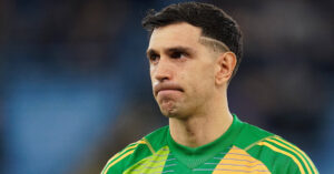 Read more about the article MU ký Emiliano Martinez, Arsenal lấy Kudus