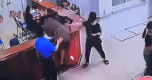 Read more about the article Bản tin trưa 2/6: Người đàn ông chồm qua bàn tấn công nữ nhân viên y tế Nghệ An