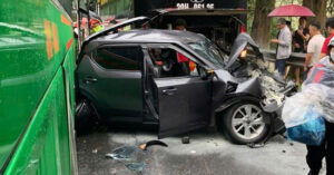 Read more about the article Bản tin chiều 8/6: Ô tô con bị xe khách kéo lê, biến dạng, đường lên Sa Pa tắc