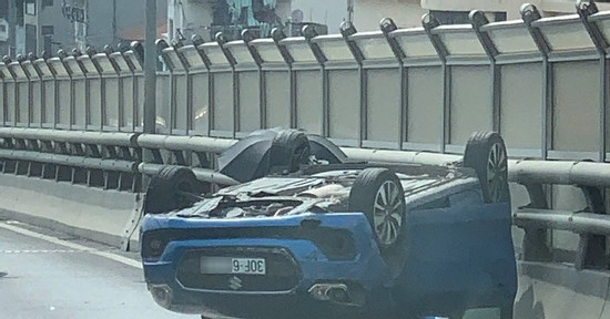 You are currently viewing Bản tin cuối ngày 9/6: Ô tô con lật ngửa, người đi đường vội đưa tài xế thoát ra