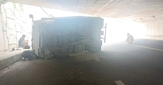 You are currently viewing Bản tin chiều 16/6: Ô tô tải biển xanh lật đè 2 xe máy, hai người bị thương