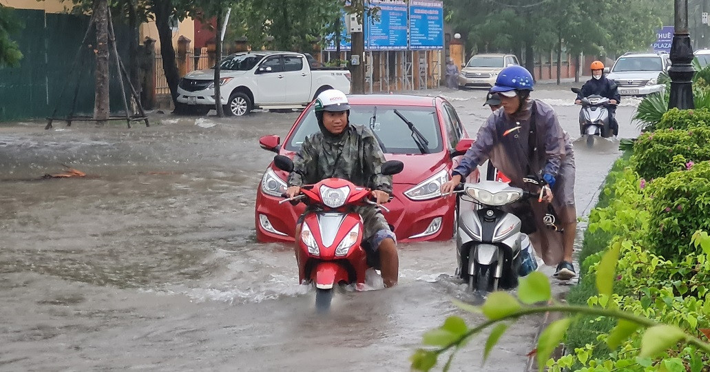 Read more about the article Bản tin sáng 13/6: Quảng Bình đến Huế mưa lớn nhất, Bắc Bộ giông lốc