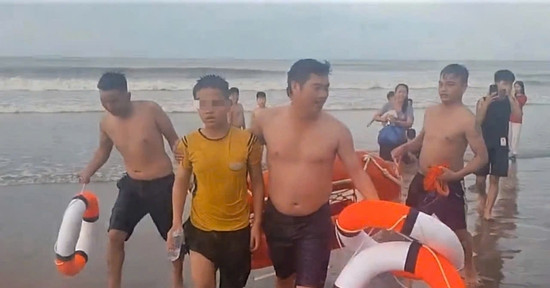 You are currently viewing Bản tin chiều 15/6: Thêm nhóm du khách bị sóng cuốn trong lúc tắm biển ở Hà Tĩnh