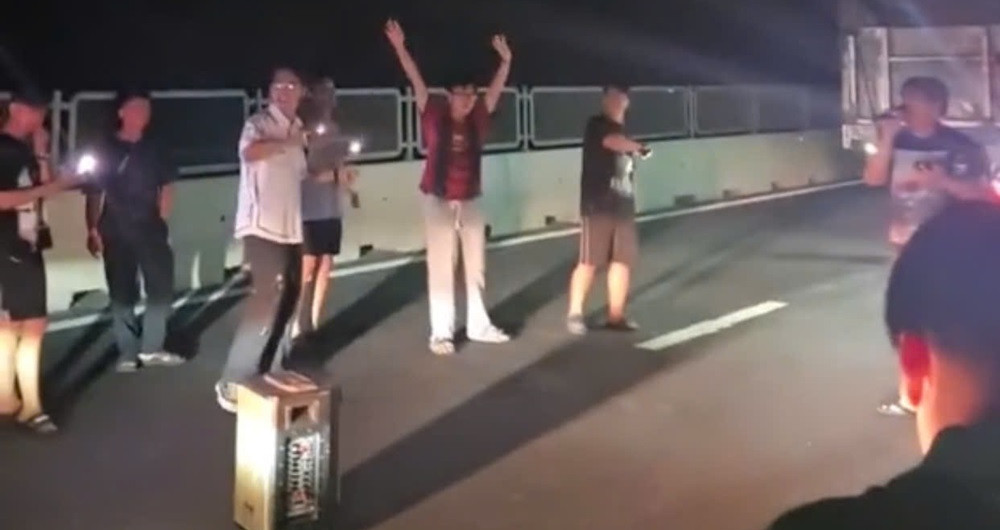 Read more about the article Bản tin trưa 9/6: Xe tải chắn ngang cao tốc, tài xế mang loa ra hát karaoke