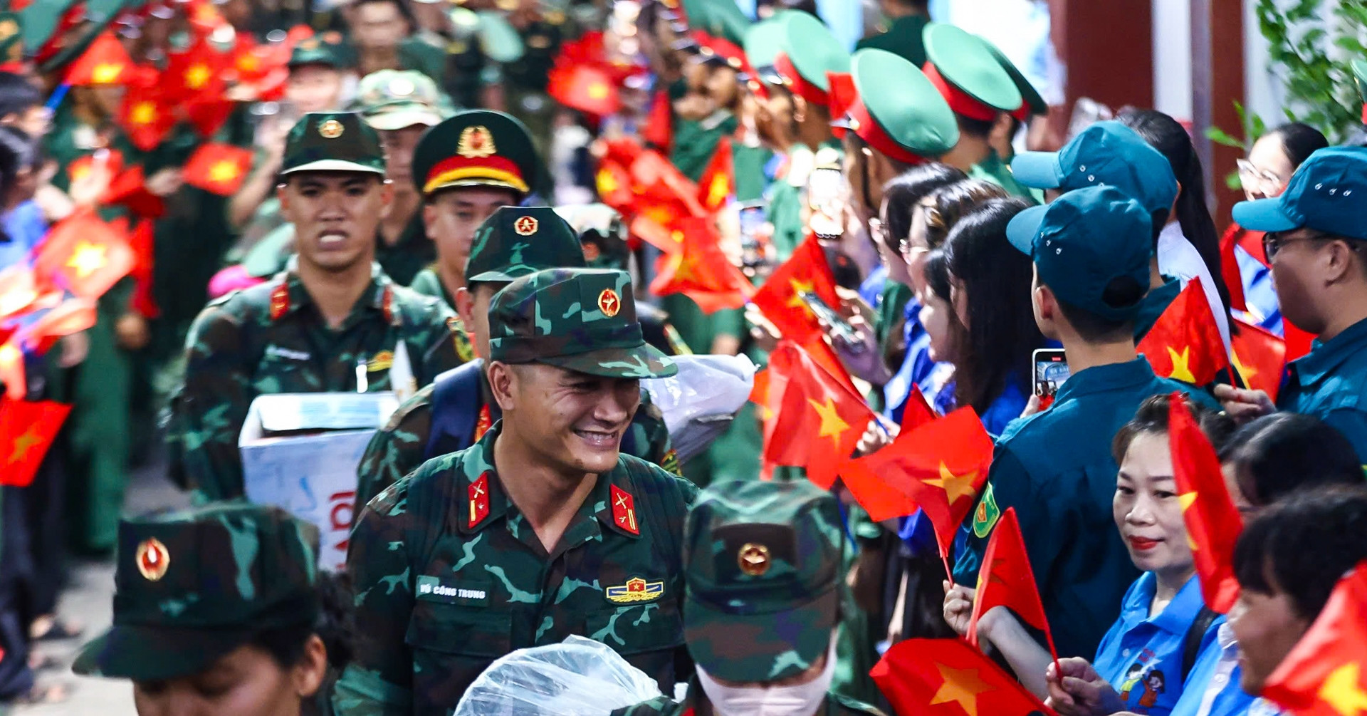 Read more about the article Chiến sĩ từ TPHCM lên tàu hành quân ra Bắc tập diễu binh Quốc khánh 2/9