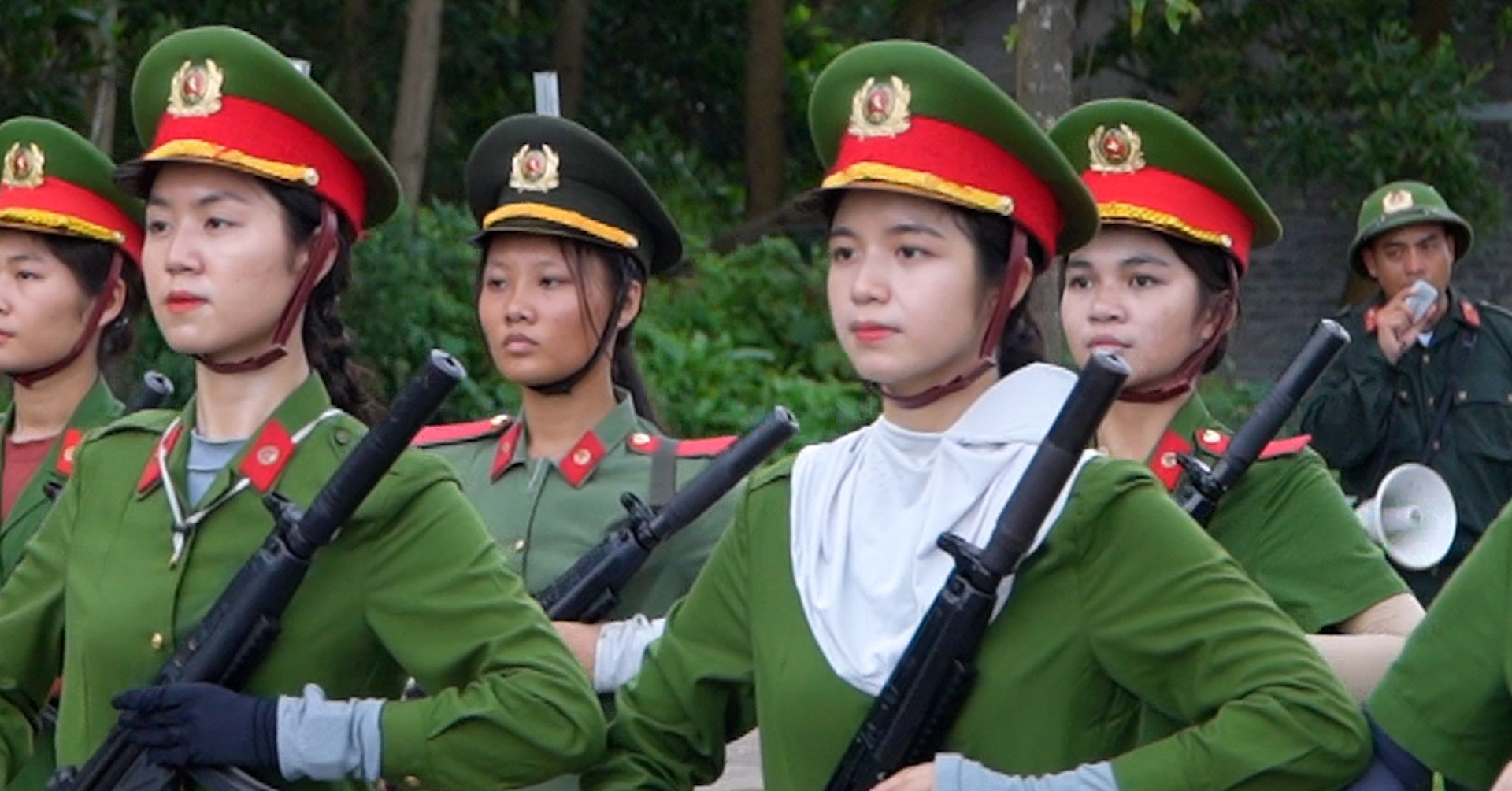 Read more about the article Những ‘bông hồng thép’ lực lượng Công an đội nắng luyện diễu binh chào mừng 2/9