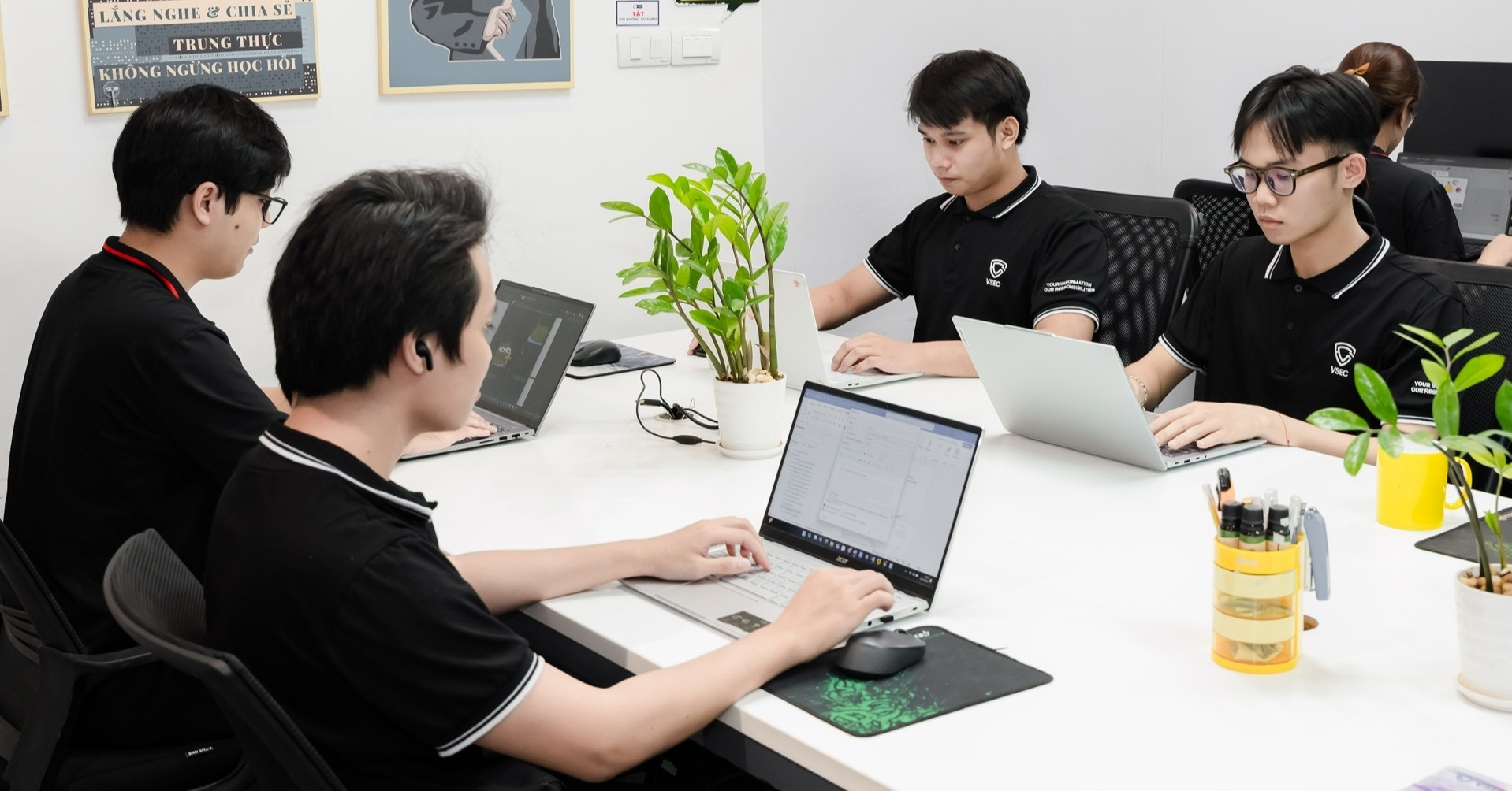 Read more about the article 91% lãnh đạo doanh nghiệp Việt đang cân nhắc tuyển những vị trí cụ thể về AI