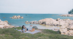 Read more about the article Bãi biển hoang sơ, trong xanh thấy đáy, hải sản tươi ngon cách Hà Nội 380km