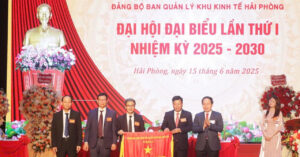 Read more about the article Ban quản lý Khu kinh tế Hải Phòng nhận Cờ thi đua của Chính Phủ