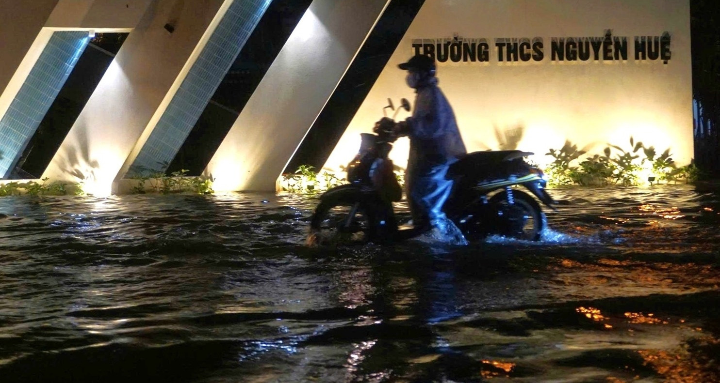 You are currently viewing Bão số 1 gây mưa lớn, nhiều tuyến phố ở Đà Nẵng ngập nặng như mùa lũ