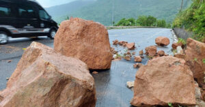 Read more about the article Bão số 1 gây sạt lở, tảng đá nặng cả tấn lăn xuống đường