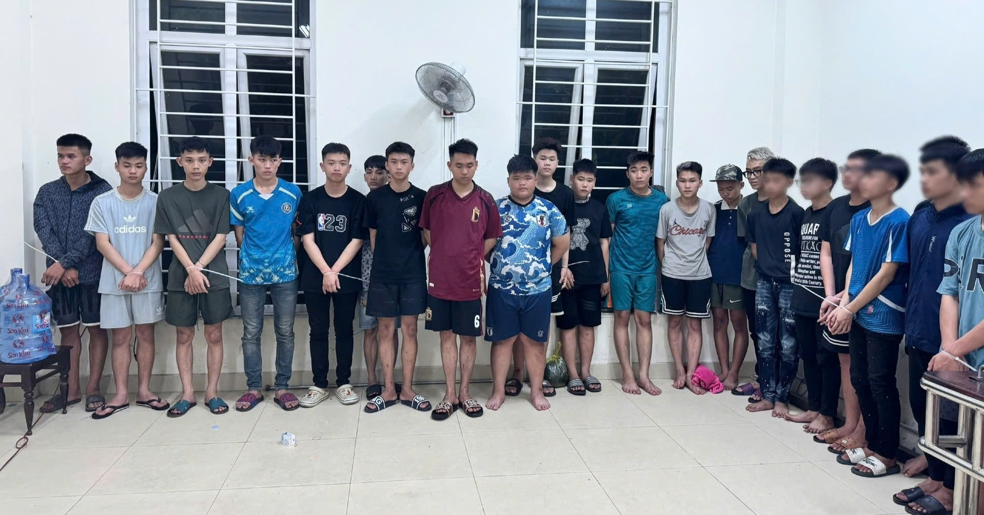 You are currently viewing Bắt 28 đối tượng mang súng, dao kiếm đi hỗn chiến ở Nghệ An