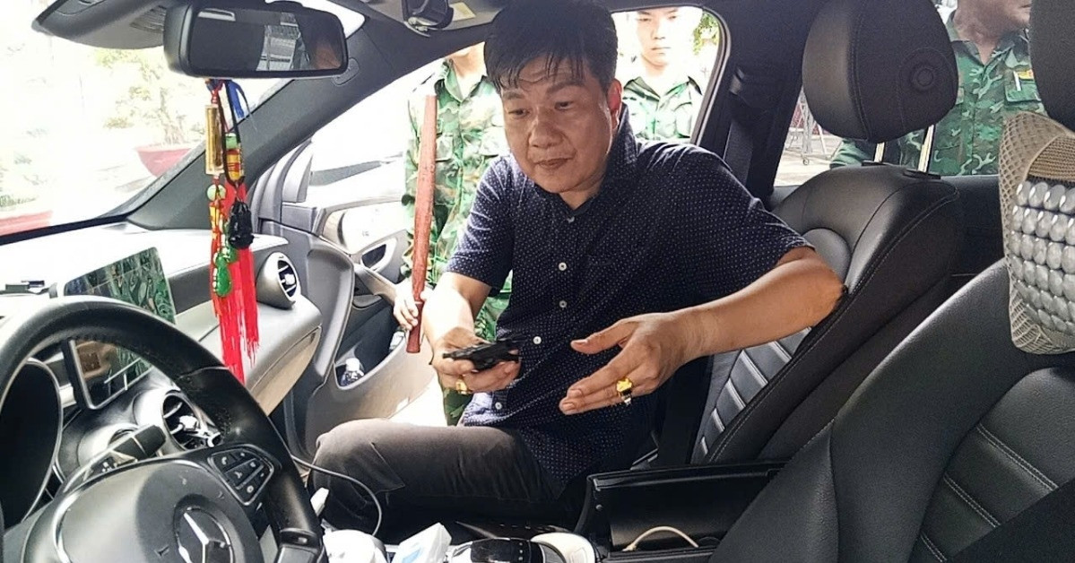 Read more about the article Bắt giữ đối tượng lái xe sang, mang súng và ma túy định ‘chuồn’ qua biên giới