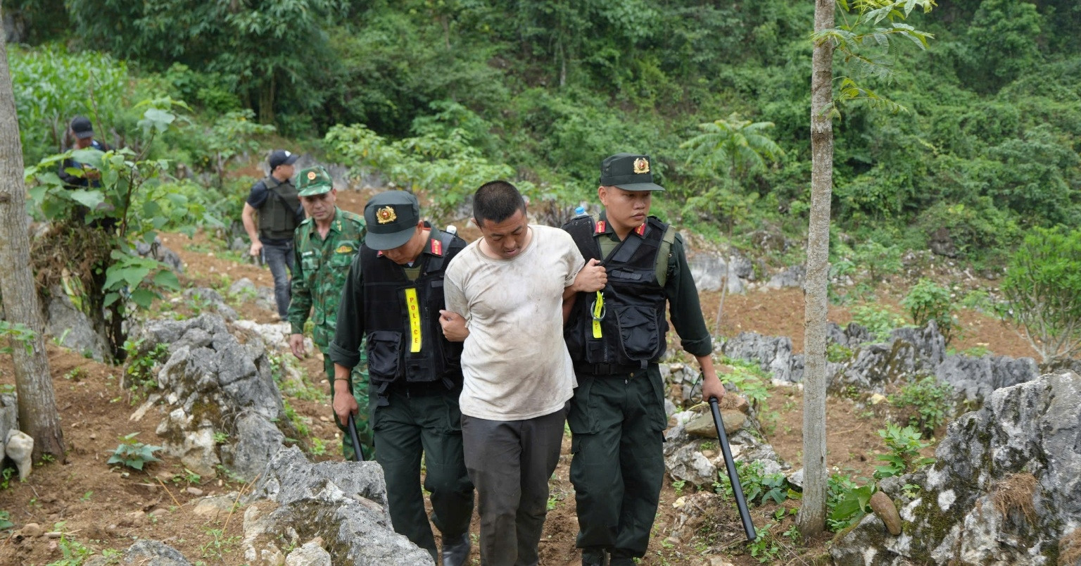 Read more about the article Bắt nhóm đối tượng vận chuyển vũ khí, ma túy qua biên giới