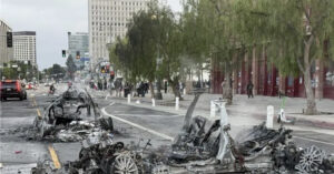 Read more about the article Bất ổn ở Los Angeles leo thang, 500 lính thủy đánh bộ Mỹ sẵn sàng dẹp loạn