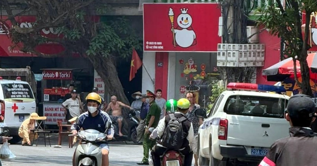 Read more about the article Bé 5 tuổi ở Hà Nội nguy kịch sau va chạm với xe tải ngay trước cửa nhà