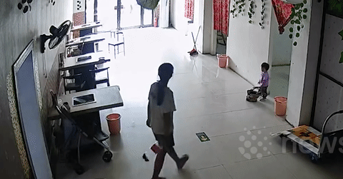 Read more about the article Bé gái 10 tuổi nhanh trí cứu em thoát hiểm khi ‘xe điên’ lao vào nhà