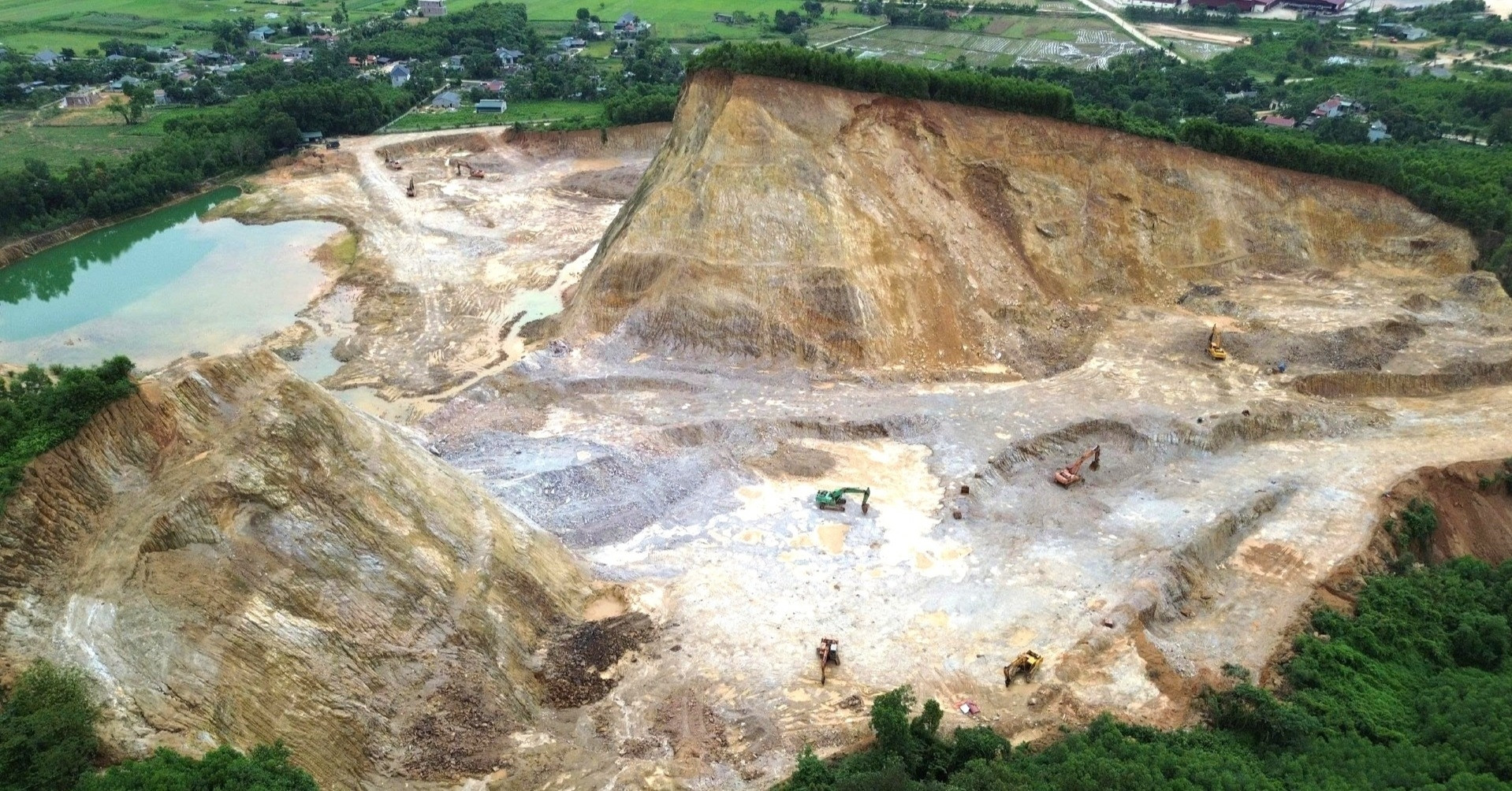 You are currently viewing Bên trong mỏ đất ở Thanh Hóa của Tuấn ‘thần đèn’ mới bị công an bắt giữ