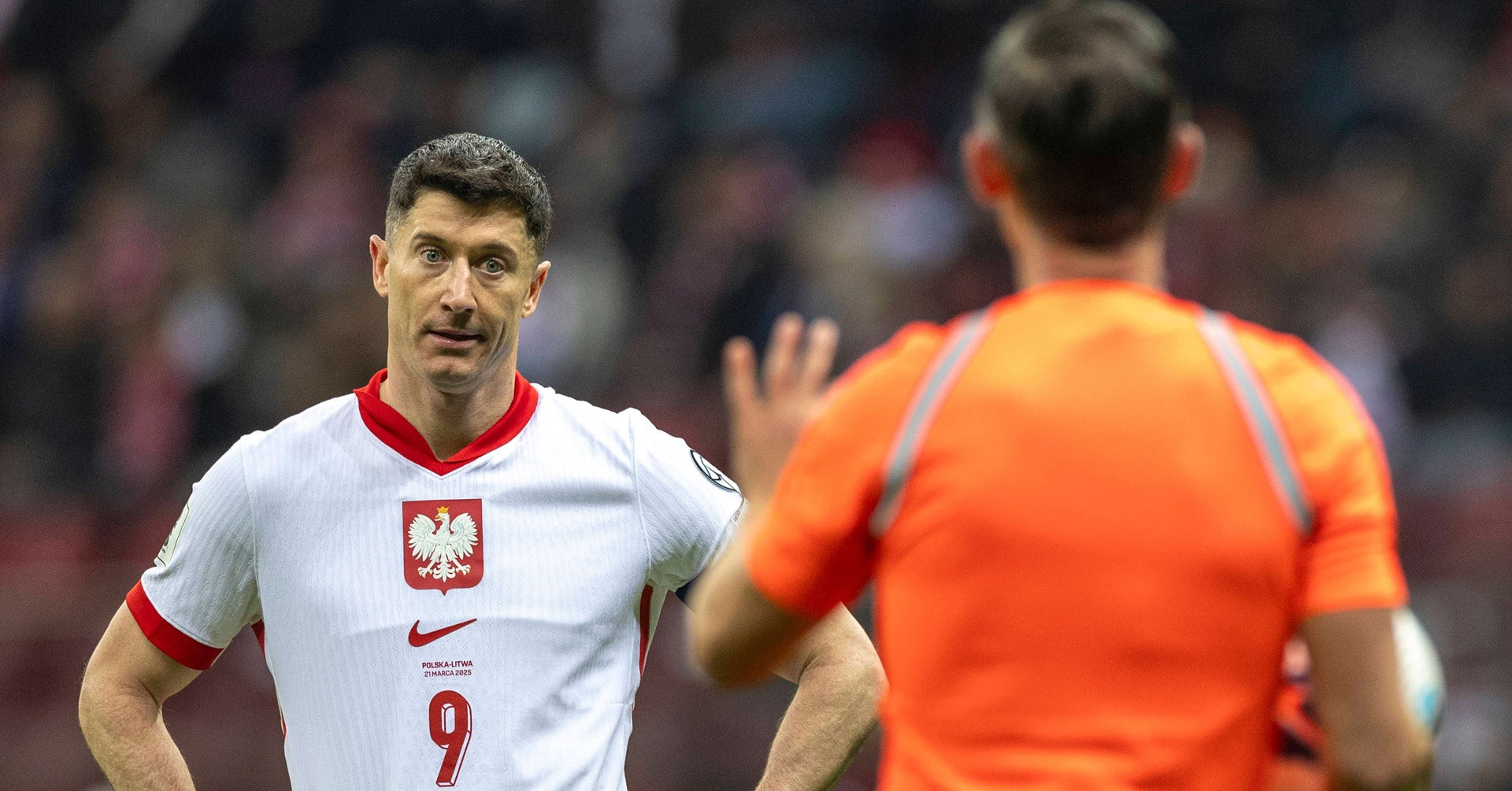 Read more about the article Lewandowski bị tước băng đội trưởng, rút khỏi tuyển Ba Lan