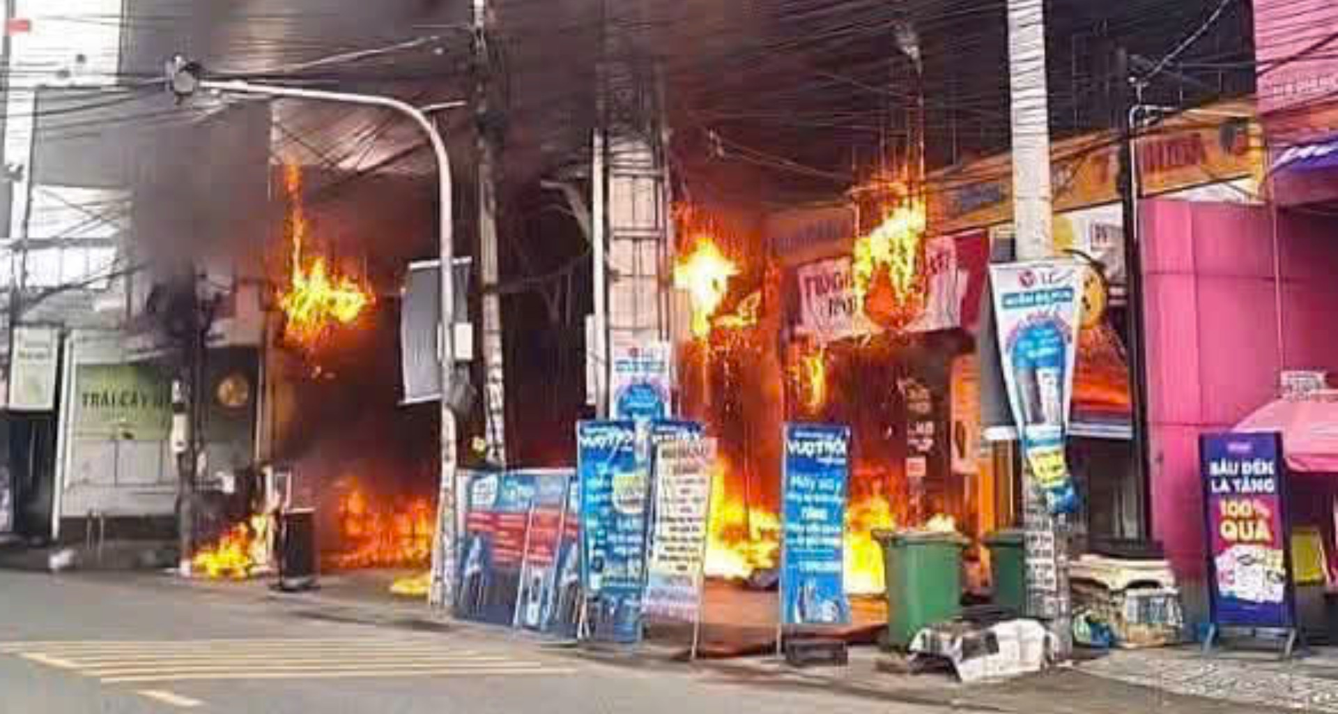 You are currently viewing ‘Biển lửa’ bao trùm siêu thị điện máy Xanh giữa trưa