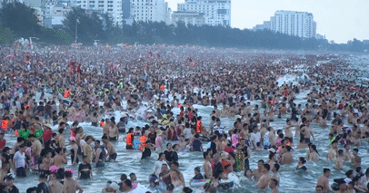 You are currently viewing Biển Sầm Sơn đông nghẹt chiều cuối tuần, du khách chen nhau tránh nóng