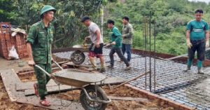 Read more about the article Bộ đội Biên phòng Thanh Hóa xuống bản giúp dân xóa nhà tạm