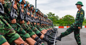 Read more about the article Bộ đội Hoá học đeo tạ chân khổ luyện diễu binh chuẩn bị 80 năm Quốc khánh