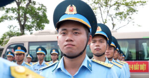 Read more about the article Bộ đội PK-KQ khổ luyện diễu binh, rộp chân với tạ nặng, nắng gắt