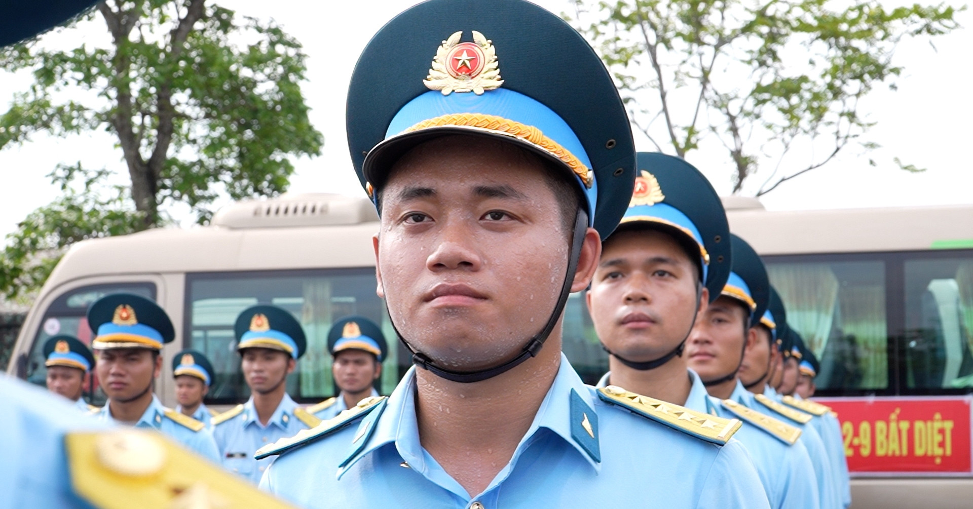 You are currently viewing Bộ đội PK-KQ khổ luyện diễu binh, rộp chân với tạ nặng, nắng gắt