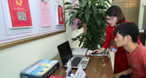 Read more about the article Bộ Nội vụ nêu lý do bỏ kỷ luật ‘hạ bậc lương’ và ‘giáng chức’ với công chức