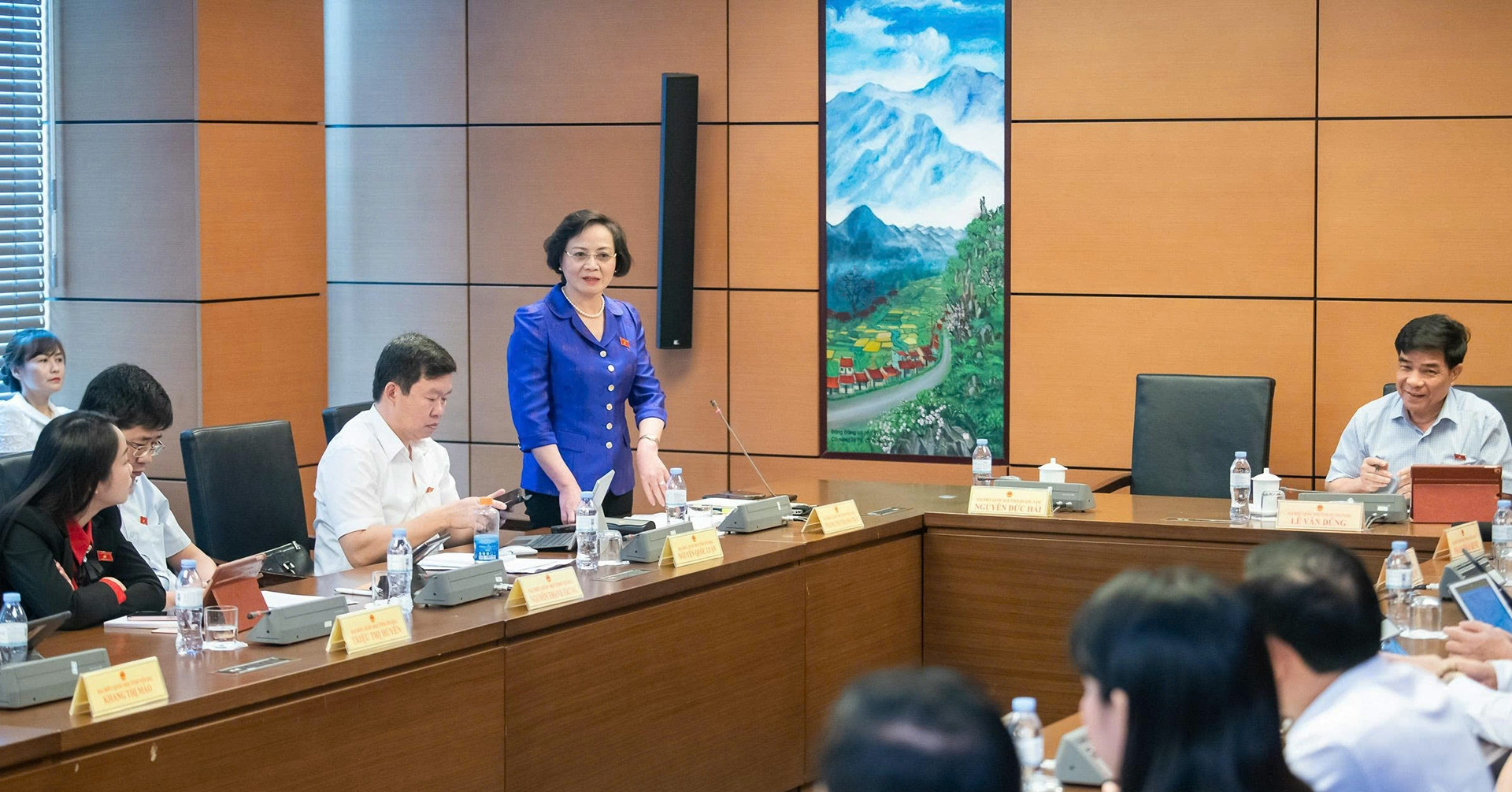 You are currently viewing Bộ trưởng Nội vụ giải đáp vướng mắc về chế độ cho lao động hợp đồng nghỉ việc