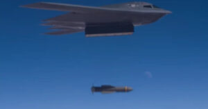 Read more about the article Bom Mỹ đủ mạnh để phá hủy cơ sở hạt nhân nằm sâu dưới lòng đất của Iran?