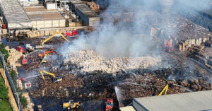 Read more about the article Hiện trường tan hoang sau vụ cháy công ty giấy ở Ninh Bình