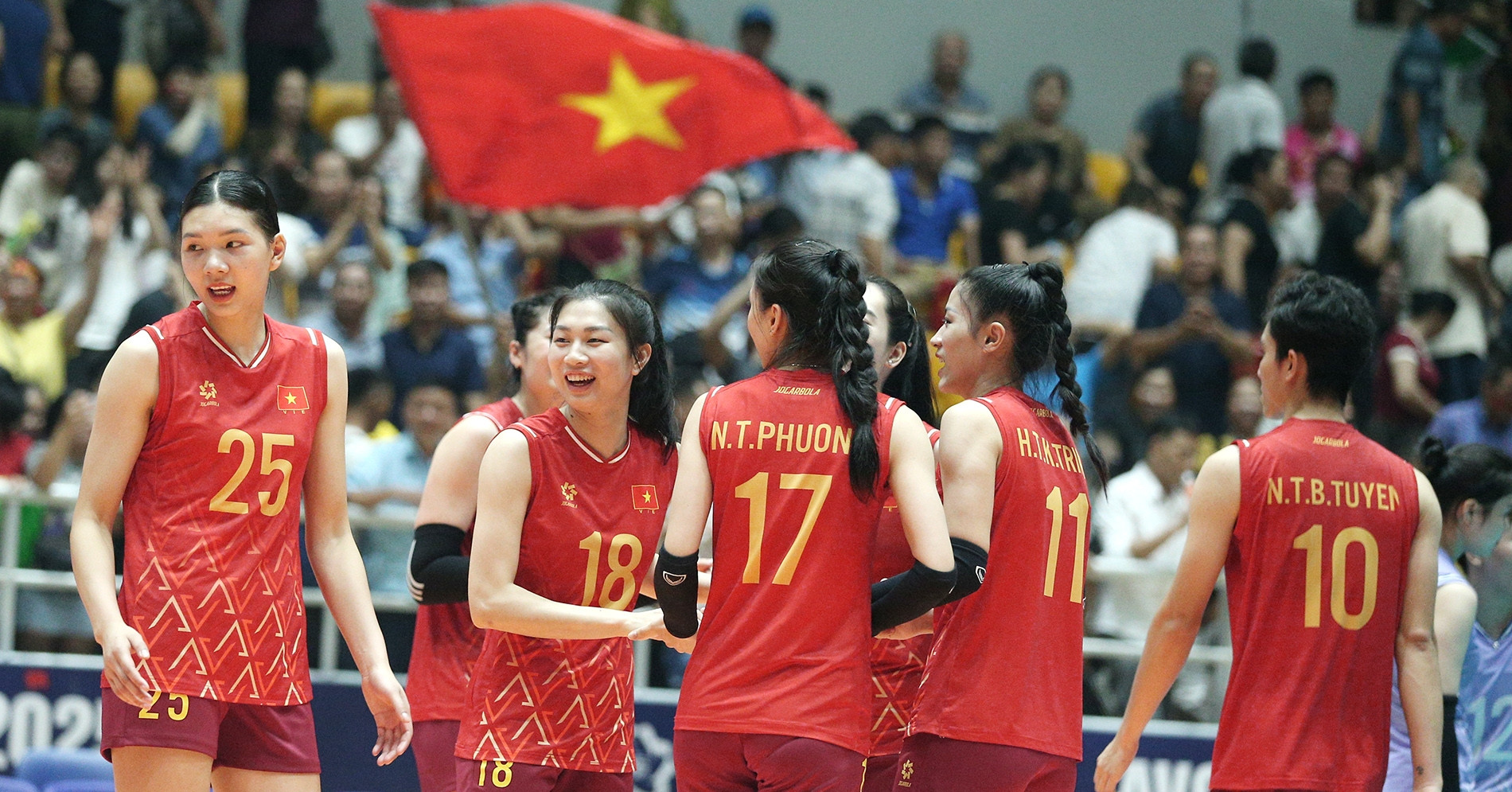 Read more about the article Bóng chuyền nữ VN làm nên lịch sử, dồn sức thắng Thái Lan