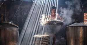 Read more about the article Ảnh chụp cảnh làm bánh truyền thống của Việt Nam giành giải thưởng danh giá