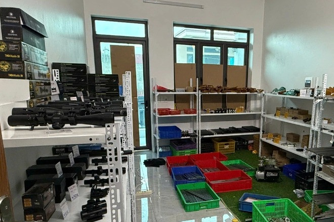 You are currently viewing Thu 11 khẩu súng và hàng chục tấn linh kiện từ đường dây sản xuất vũ khí