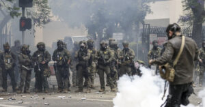 Read more about the article Các sự kiện châm ngòi biểu tình và bất ổn ở Los Angeles